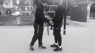 Saisie des 2 poignets, comment faire?