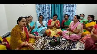 मुझे अम्बे मिल गयी है जगदम्बे मिल गयी है पहाड़ों में चलते चलते