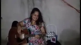 Minha esposa Luna Moraes, tocando no violão o baixo de um som da Lacrimosa