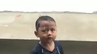 Anak kecil nangis main hujan meme