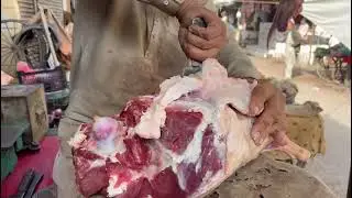 Mehnat, experience aur perfect haath ✋Beef cutting is not just kaam, it&rsquo;s a proper skill.&rdquo;