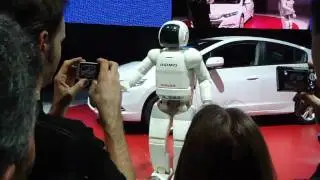 ASIMO introduces the Honda Insight at the Geneva Auto Show! (1/5)