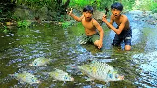 Primitive Technology - Two boy find fish and cook | Eat salad with fried fish