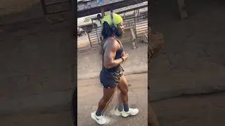 С каждым днем ​​мне становится все легче подниматься по карьерной лестнице 🏃🏿&zwj;♂️ #mrkpakam