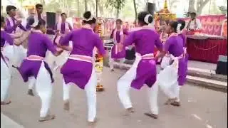 ಯಕ್ಷಗಾನ ಶೈಲಿಯಲ್ಲಿ ಕುಣಿತ ಭಜನೆ, ಅದ್ಭುತ ಪ್ರಯತ್ನ ಲಯಬದ್ಧ ನೃತ್ಯ ಅದಕ್ಕೆ ತಕ್ಕಂತೆ ಹಾಡು ನೋಡುವಾಗಲೇ ತುಂಬಾ ಸಂತೋಷ.