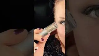 This corner glitter trick is actually genius #makeup #tutorial