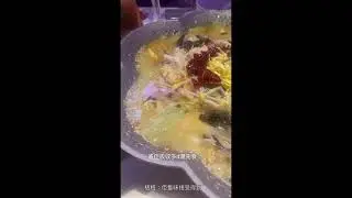 如置身K房的酸菜魚餐廳