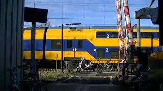 Spoorwegovergang Dieren // Dutch railroad crossing