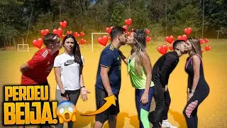 BEIJANDO A NAMORADA DO OUTRO NO FUTEBOL!!