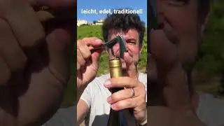 &Ouml;ffnen einer Weinflasche mit einem Laguiole-Sommelier