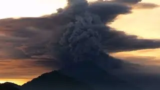 Further evacuations, flights cancelled as eruption in Bali continues