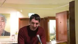 Se&aacute;n Farry reading 'C&aacute;s na dteifeach &ndash; T&aacute; dh&aacute; thaobh ar an bh&aacute;d' and 'Feidhmi&uacute; an Ranga'