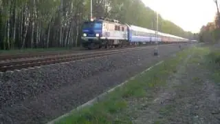 15 wagon&oacute;w pociągu pospiesznego Berlin-Kij&oacute;w/Moskwa w blasku zachodzącego słońca