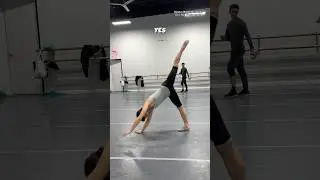 БАЛЕТУ ЭТО НЕ НРАВИТСЯ 🙅🏻&zwj;♀️🤦🏻&zwj;♀️ #балет #балетныйкласс #шорты