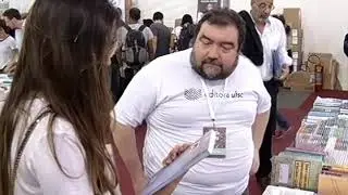 Feira na USP oferece descontos de, no mínimo, 50% na compra de livros