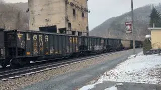 Загрузка угольного поезда с помощью промежуточного погрузчика