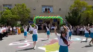 Son zəng tələbələrinin milli rəqsi.