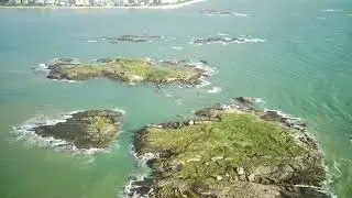Ilhas Pitu&atilde; e Itatiaia na praia de Itapu&atilde; em Vila Velha