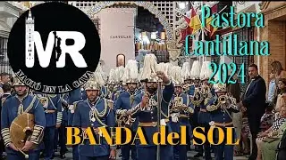 La Banda de Cornetas y Tambores del Sol abriendo el cortejo de la Pastora de Cantillana en 2024.
