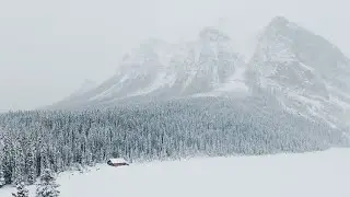 Chemin&eacute;e br&ucirc;lante, sons de feu cr&eacute;pitants et musique de guitare relaxante 🔥❄️