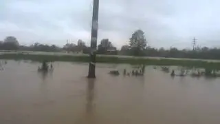 Ibarska magistrala Put Beograd - Kosjeric  probijanje kroz vodu Poplave 15.5.2014.