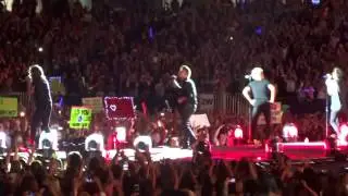 One Direction Fireproof Liam reading signs Chicago 23 August 2015 OTRA Tour