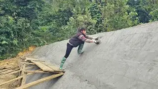 The girl completed the pond waterproofing project in a creative way ; Ban Thi Diet