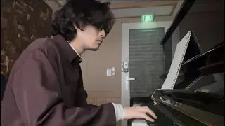 그녀는 집을 떠나는 중이다 (연인 아님)