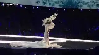 Chinese model falls on her face at Victoria's Secret show