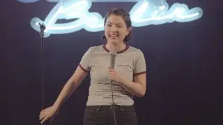 Großes Geschäft auf öffentlichen WC - Erika Ratcliffe | Comedy Studio Berlin
