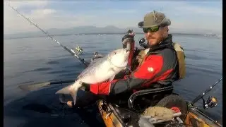 Pesca en kayak, denton y serviolas a slow light jigging