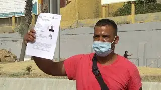 Las dos caras del Tarajal: unos, sin cita para el asilo y otros, celebran con sus papeles