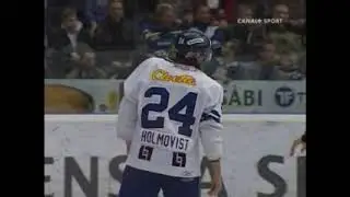Fredrik Norrena h&aring;ller Jens Karlssons klubba. HV71 Link&ouml;ping 2005/2006. Fight Andreas Holmqvist