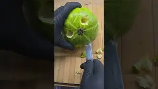 Эта тыква на Хэллоуин Вас удивит.