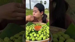 Eating tiny mango with dry spicy salt  #epiceating #tropicalfruit #food #epiceats #mukbang