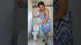Limpando o banheiro do bar