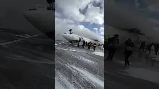 Passenger Rush to escape from crashed airplane