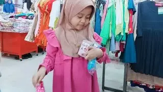 Azqiara Belanja mainan 