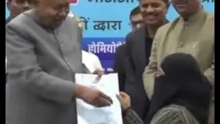 This is absolutely condemnable Mr #nitishkumar, a CM  publicly harass a #Muslim woman