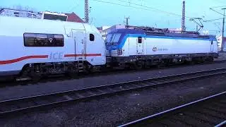 ICE L mit 2 wei&szlig;blauen Loks : Abfahrt im Hauptbahnhof Hannover + Beifang