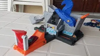 A NOVA PISTA HOT WHEELS: ATAQUE DO T-REX NO SUPERMERCADO!!