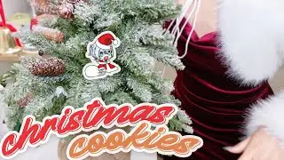 Yuy Makes Christmas Cookies
