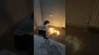 Evi yakan yaramaz gibi oyun oynayan yaramaz