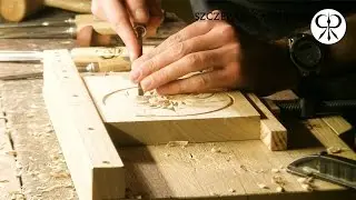 Rzeźbione stojaki pod telefon.