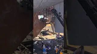 Propeller removal from big ship #ship #shipping #engineer #machinery #engineering #sea #propeller