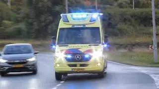 A1 Ambulance met Spoed en Politie B Klasse rijd met Piepende/Slippende Bandjes in/uit het Bureau