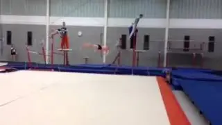 Britt op vloer. Schroefsalto achterover