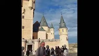 El Alc&aacute;zar de Segovia es una fortaleza medieval con apariencia de castillo de cuento #alcazarsegovia