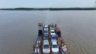 Sur la lagune &Eacute;bri&eacute;, le bac d&rsquo;Eloka d&eacute;sengorge Abidjan et rapproche Bingerville de Grand-Bassam