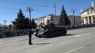 Танки проезжают на главной улице города на параде в Нижнем Тагиле